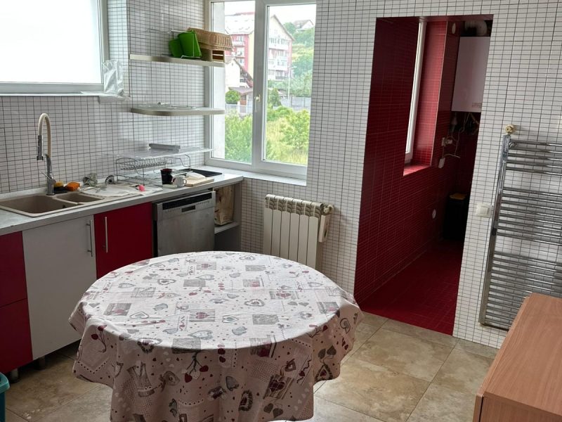 Apartament decomandat, 118mp utili, 4 camere, 3 balcoane, boxa si loc de parcare (vanzare sau schimb)