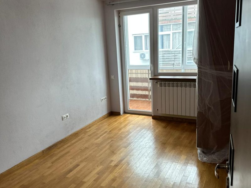 Apartament decomandat, 118mp utili, 4 camere, 3 balcoane, boxa si loc de parcare (vanzare sau schimb)
